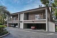 Building Photo - Spacious 2 Bedroom 2.5 Bath Lakefront Cond...