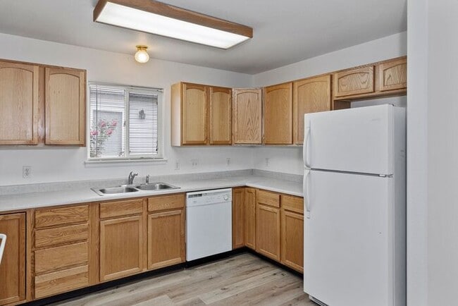 Building Photo - Wonderful 3 Bedroom Home with New Flooring and Paint