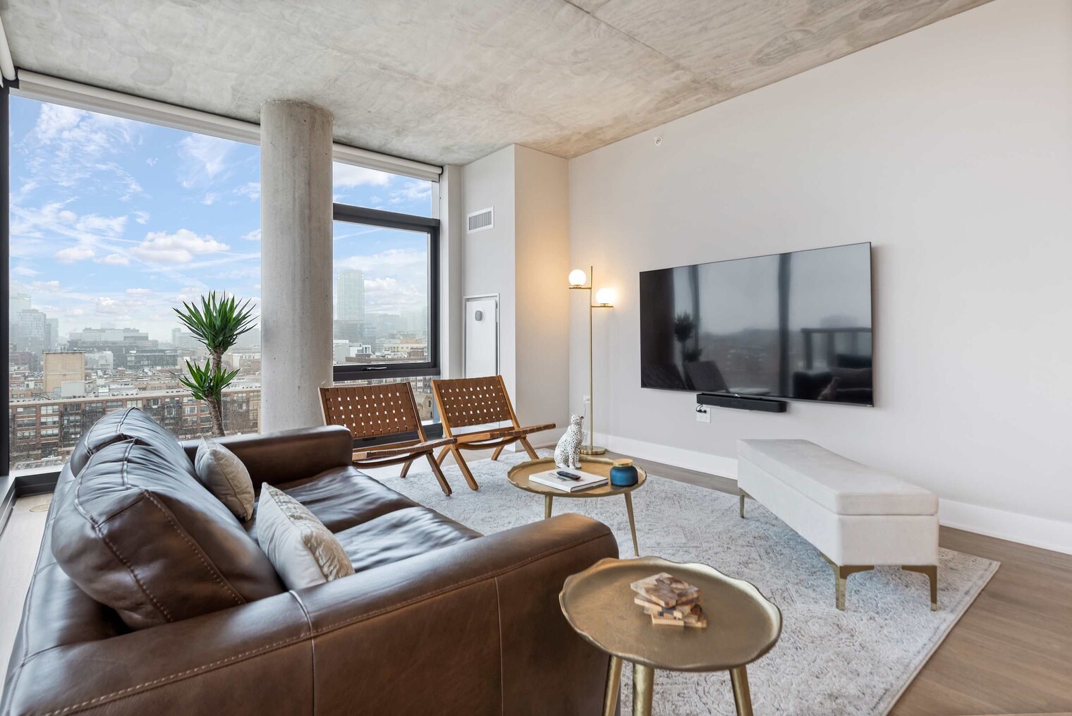 Building Photo - 1044 W Van Buren St