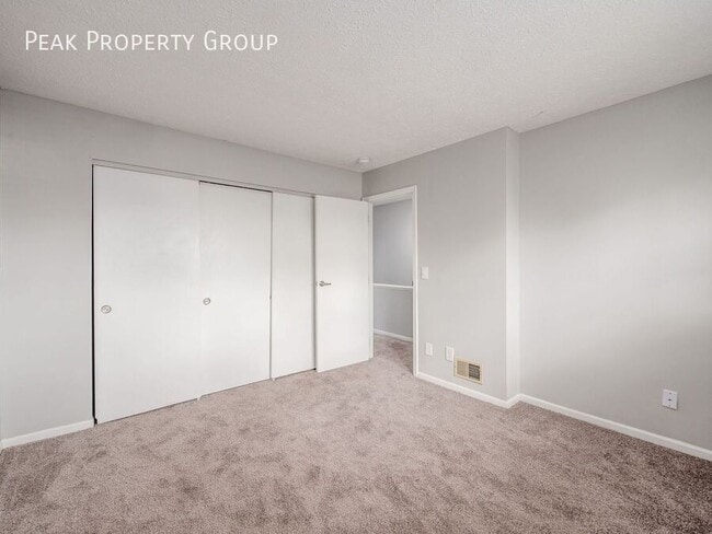 Building Photo - 2015 Queensgate Ln