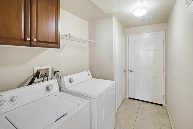 Building Photo - Single Level Condo - 2 Bedroom + Den With Views in Sabre Springs