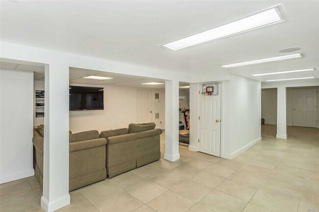 Building Photo - 343 Oyster Bay Road