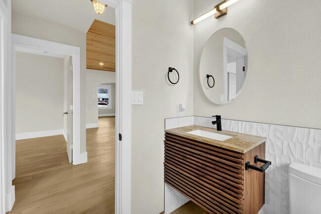 Building Photo - 2738 Pine St