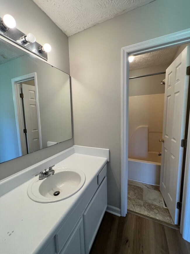 Building Photo - Lovely 3 Bed 2 Bath Raeford Home