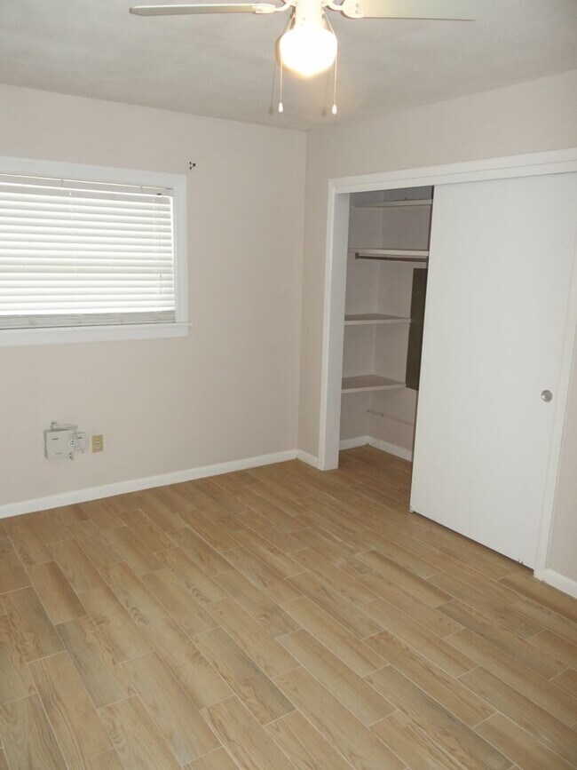 Building Photo - Gorgeous 3/2 in Clearwater
