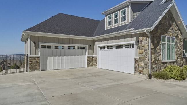 Building Photo - Luxurious Herriman 6 Bed with Indoor Court, Theater & Stunning Views!!!