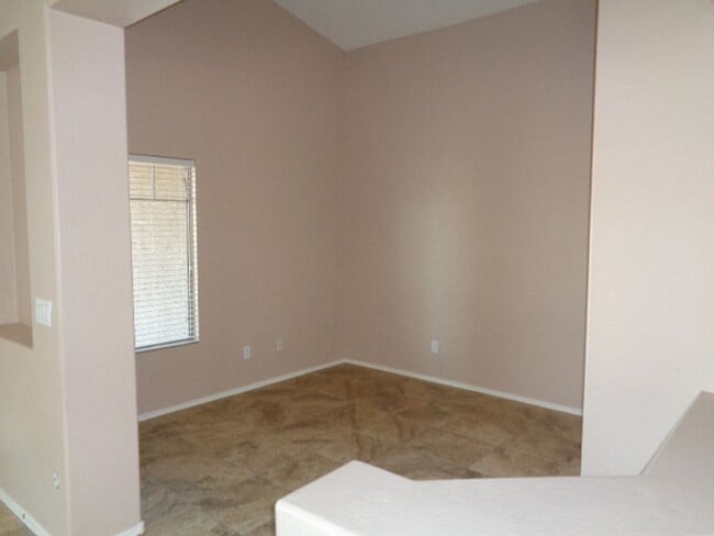 Building Photo - Beautiful 3 bedroom home in lovely neighbo...