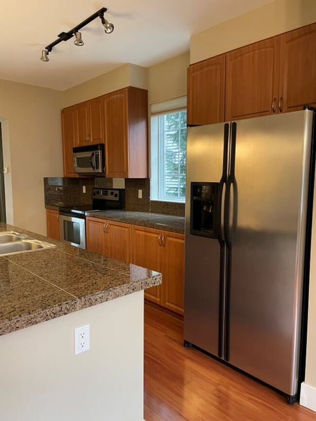Building Photo - Stunning End Unit Townhome in desirable Redmond Ridge neighborhood; 2BD/2BA