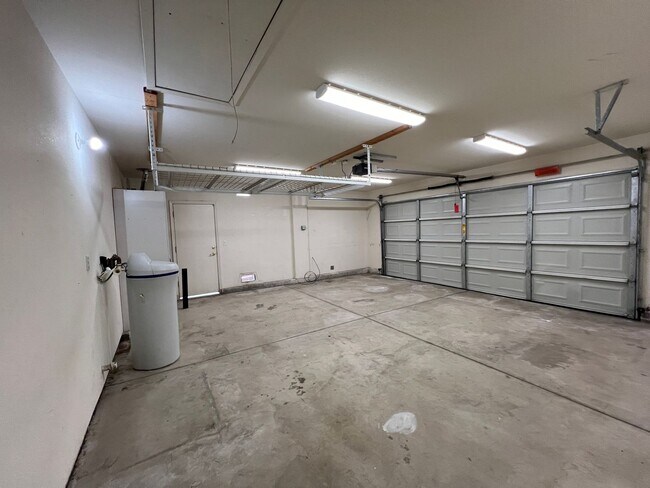 Building Photo - 4 bedrooms, an office and single-story home with a pool!!