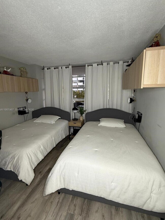 Building Photo - 18061 Biscayne Blvd