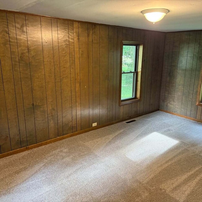 Building Photo - Updated Farmhouse for rent in private sett...