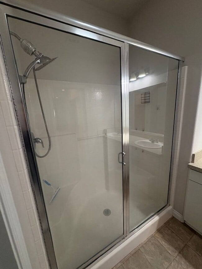 Building Photo - 824 Lawrence Dr