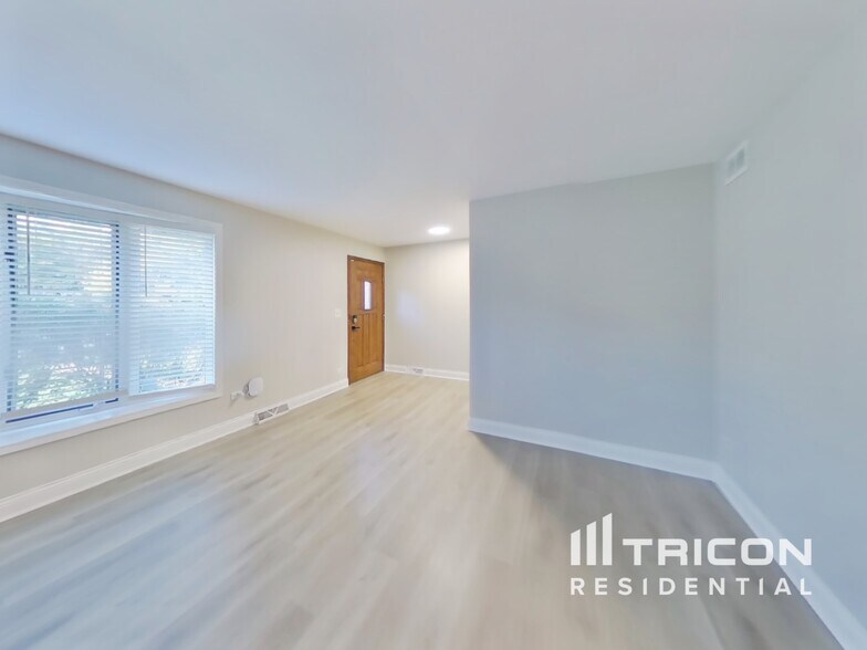 Building Photo - 869 Oakwood Dr