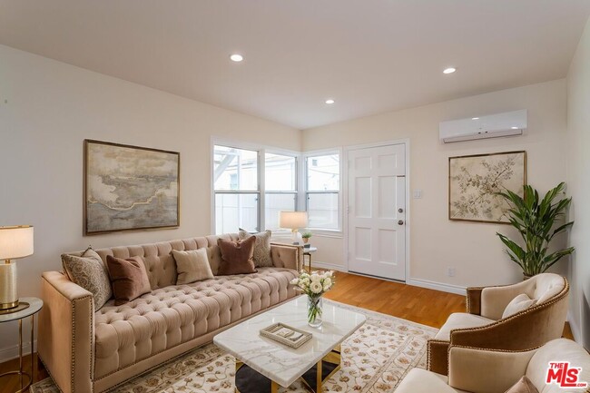 Primary Photo - 200 W Palmer Ave