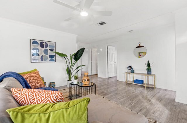 Building Photo - beautifully remodeled 4-bedroom, 2-bathroo...