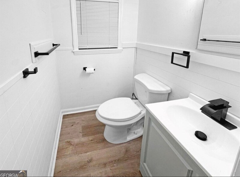 Building Photo - 305 Chestnut St