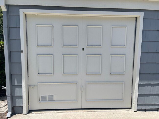 Building Photo - Bright and Spacious End-Unit Townhome in t...
