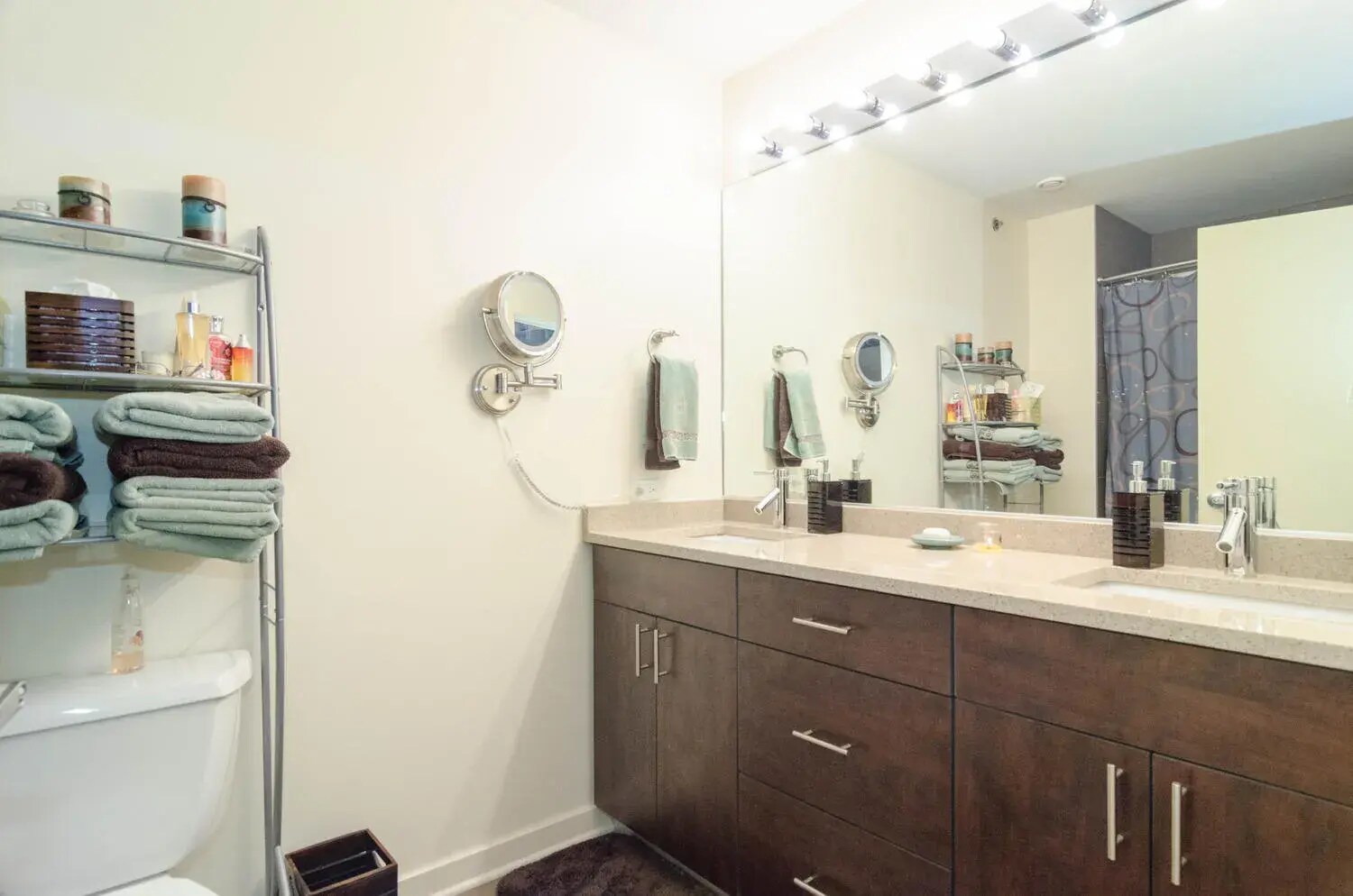 Building Photo - 1224 W Van Buren St