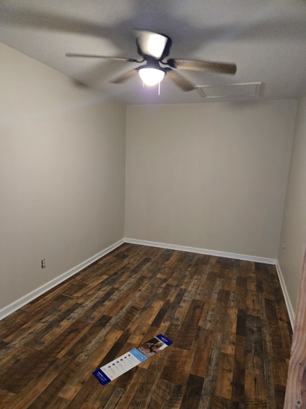 Building Photo - 115 Sandager Ave