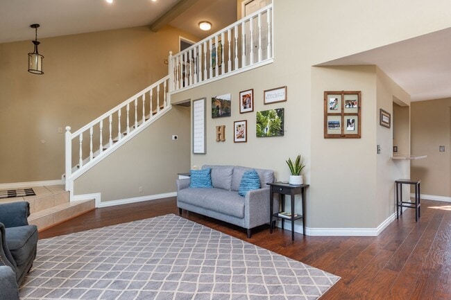 Building Photo - Spacious and Beautiful Home with Private Apartment!