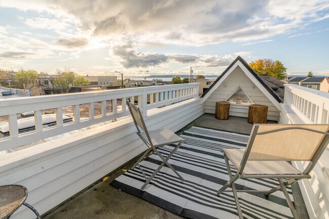 Building Photo - 116 4th Ave N