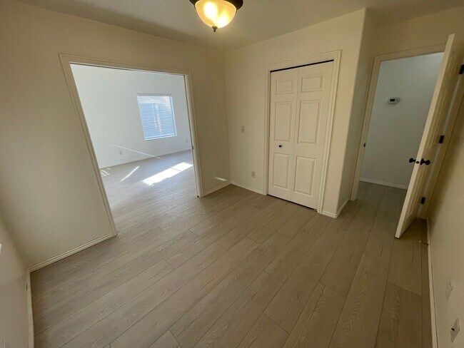 Building Photo - Fresh remodel in quiet neighborhood!  Comm...