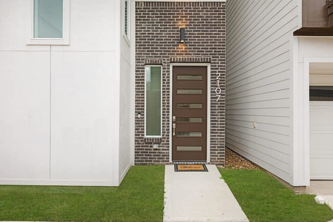 Building Photo - 2107 McGowen St