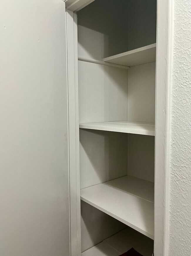 Building Photo - Port Allen-Great Location near historic downtown with new finishings!