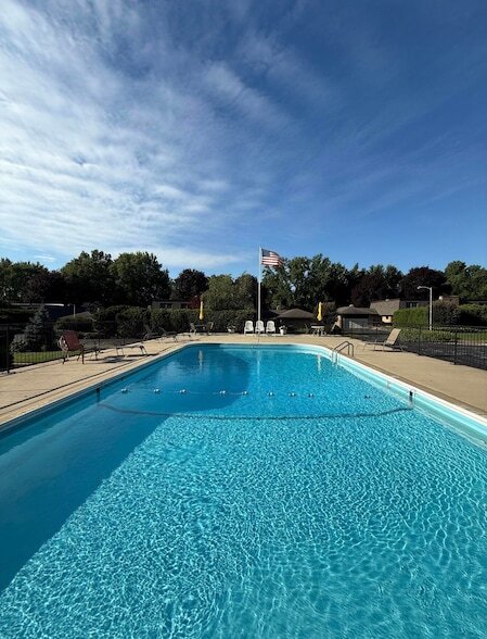 Building Photo - 2727 S Lakeshore Dr