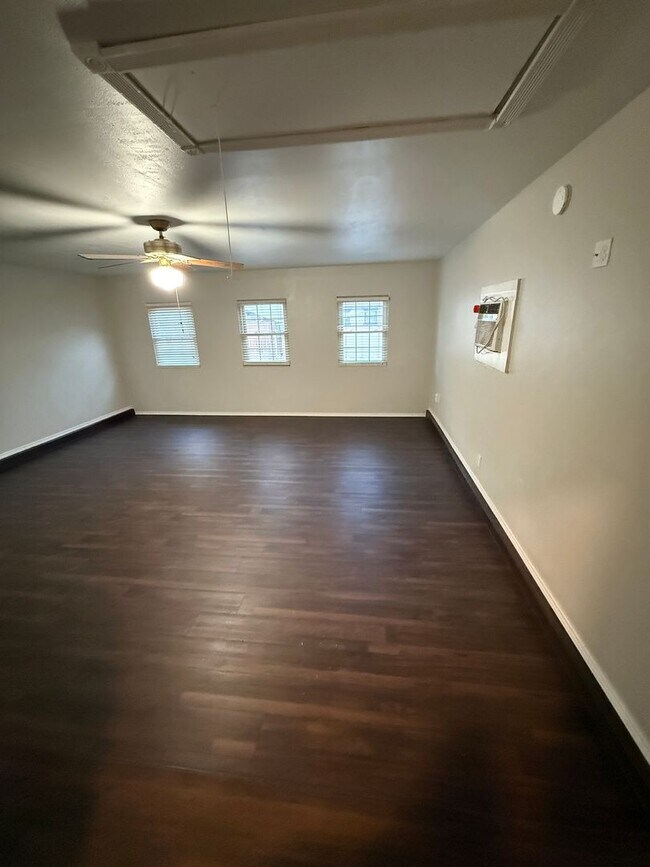 Building Photo - 3/2 Town House/ Quaker & 18th street!!