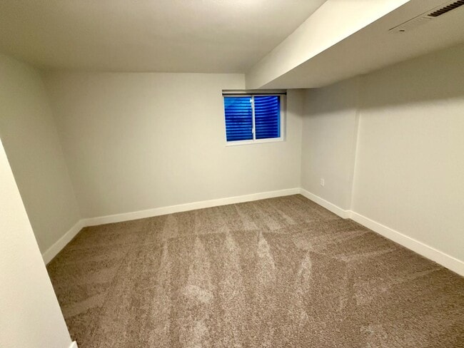 Building Photo - 3646 Queen Anne Way
