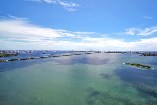 Building Photo - 700 NE 24th St