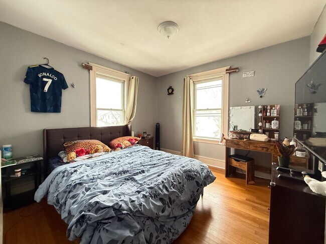 Building Photo - 4bed 1.5 bath in Waltham available on 9/1