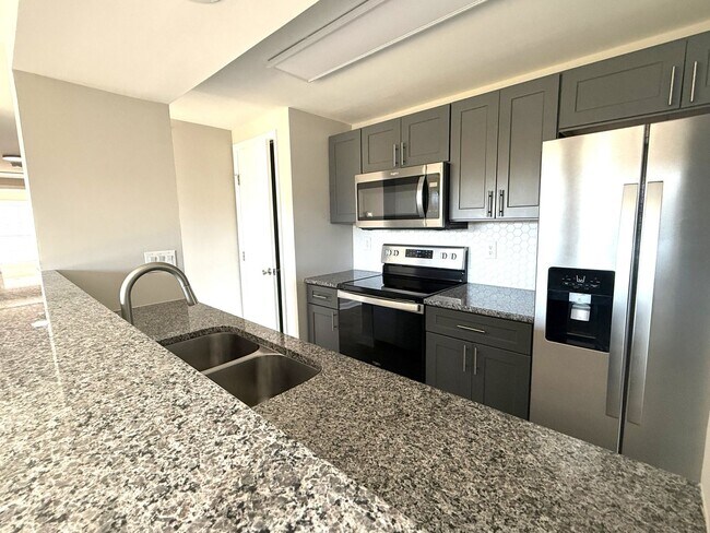 Building Photo - 3 BEDROOM CONDO. Walking Distance to Unive...