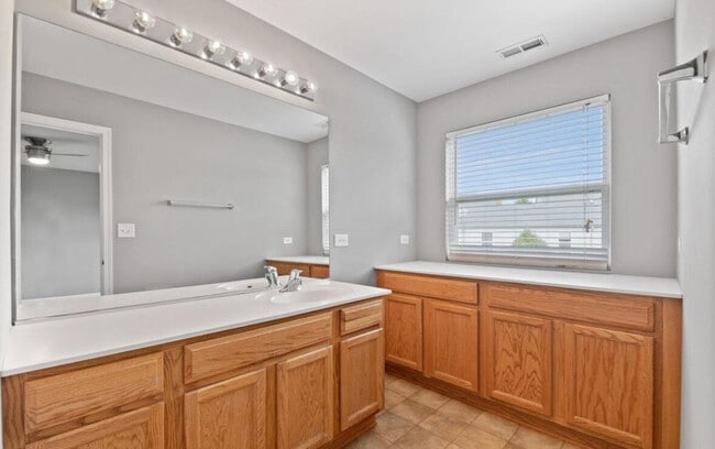 Building Photo - 533 Metropolitan St