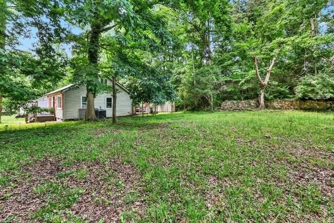 Building Photo - Charming 2-bed 1-bath home minutes from shopping, APSU, and dining.
