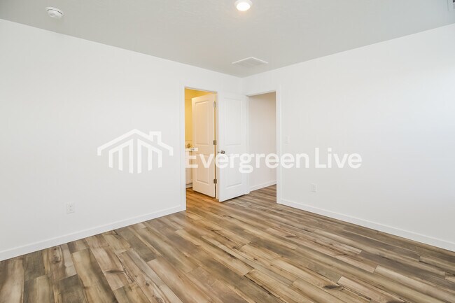 Building Photo - 335 Lightning Ave