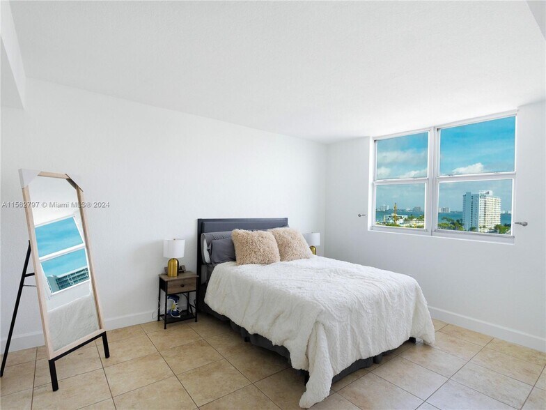 Building Photo - 7501 E Treasure Dr