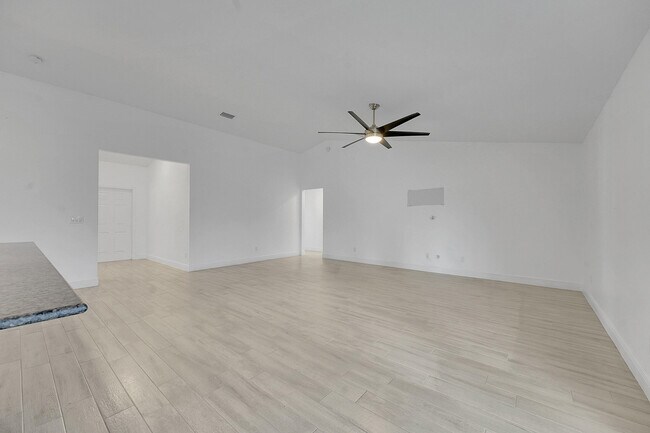 Building Photo - 226 SW Starfish Ave