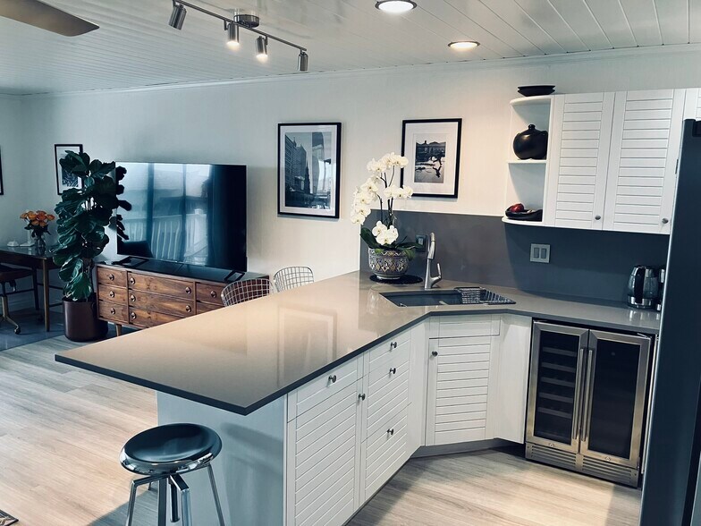 Large Countertop - 2698 Spyglass Dr