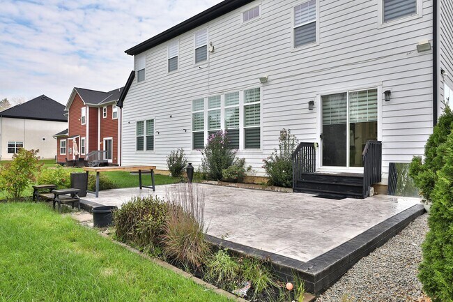 Building Photo - 2246 Koester