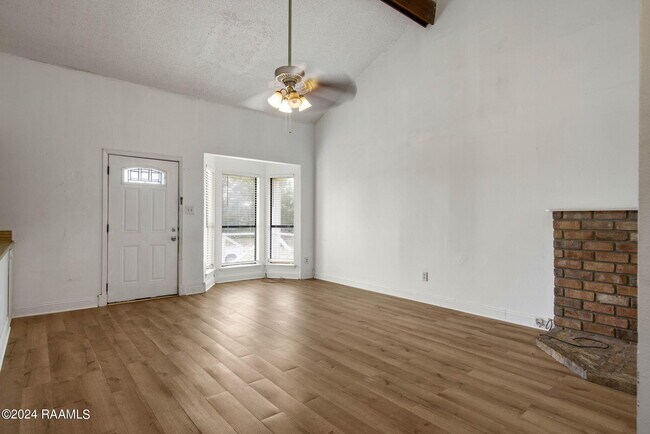 Building Photo - 102 Rue Calliope