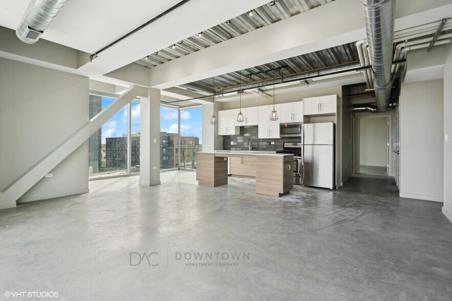 Primary Photo - 1255 N Milwaukee Ave