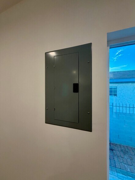 Building Photo - 1144 E Wilson Ave