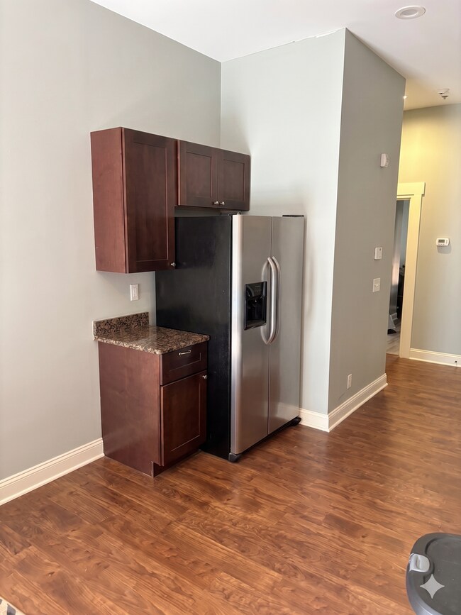 Building Photo - North Thomas 472-492