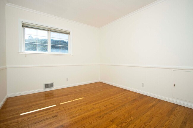 Building Photo - 263 Knight Dr