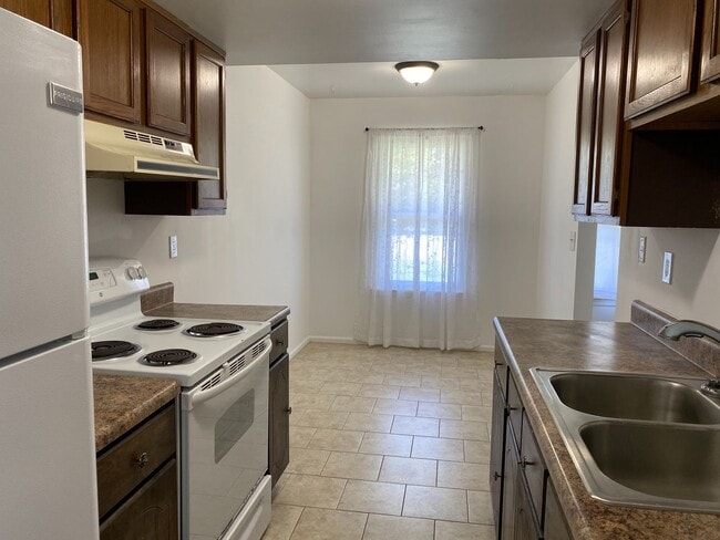 Building Photo - Charming 2-Bedroom Duplex in the Heart of ...