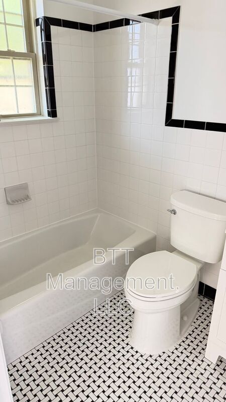 Building Photo - 8800 Plymouth St