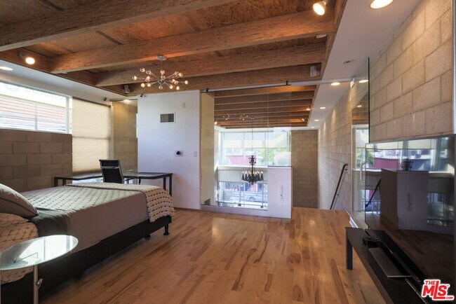 Building Photo - 6615 Melrose Ave