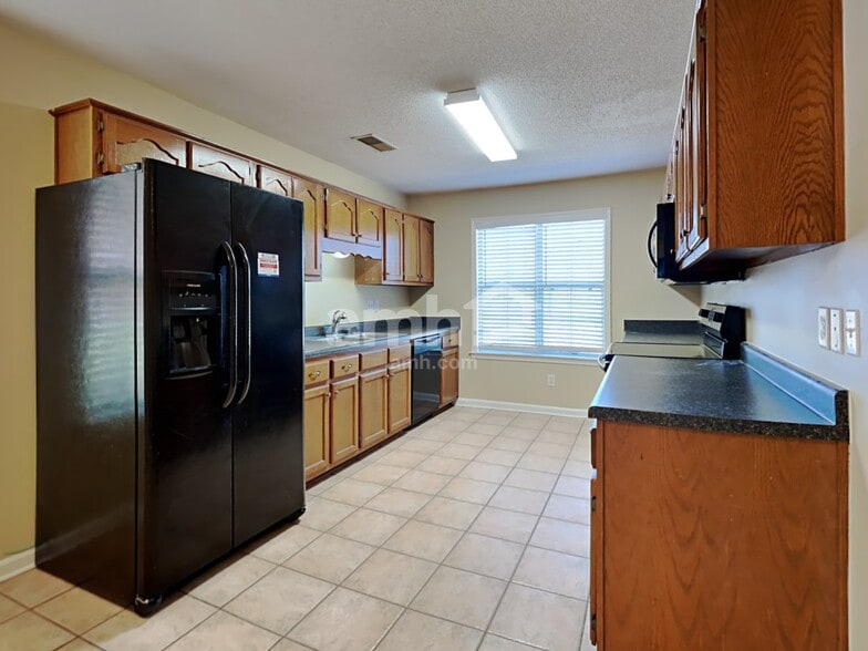 Building Photo - 1400 Pendulum Dr N